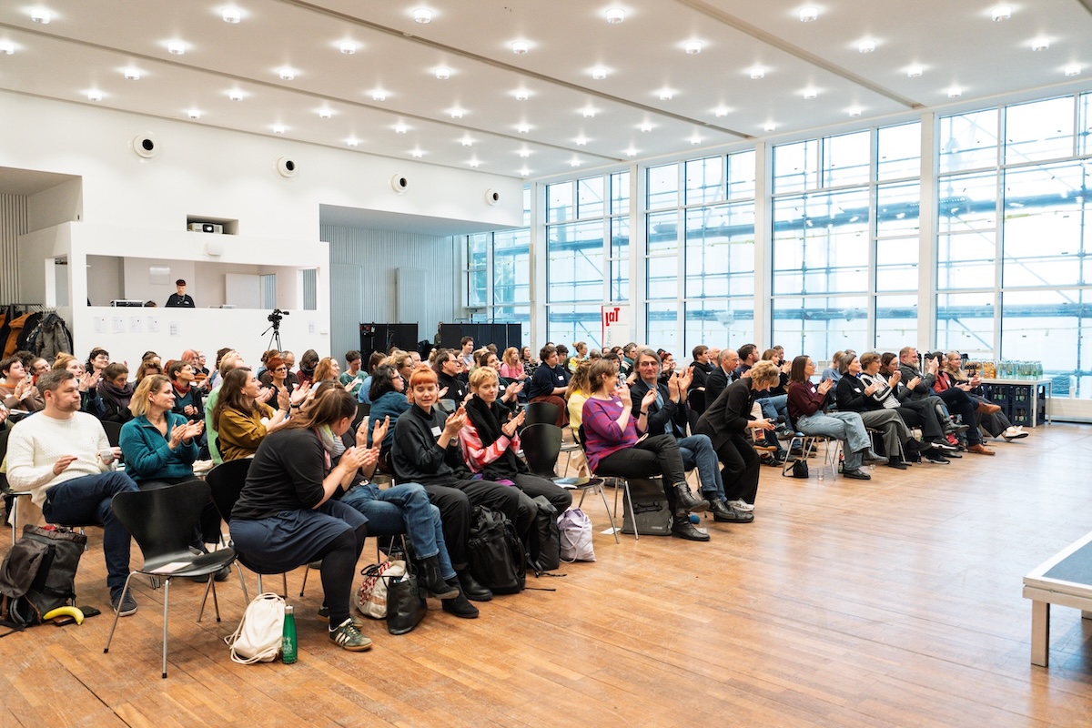 1_LAT_Fachtag_Extrem_2025_Saal-Publikum-front-LaT-Fachtag-Etrem-74-Faktotum-Medienproduktion-Kopie